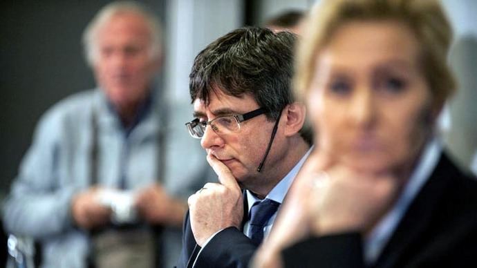 Puigdemont pide poder volver a Cataluña sin riesgo para su investidura