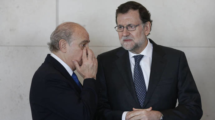 Jorge Fernández Diaz, (i)  ex ministro del interior  junto al ex presidente del gobierno Mariano Rajoy (Imagen de archivo)