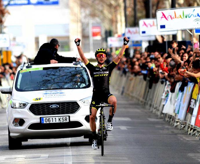 Simon Yates gana en Granada y Jakob Fuglsang, nuevo líder en la Vuelta Andalucía