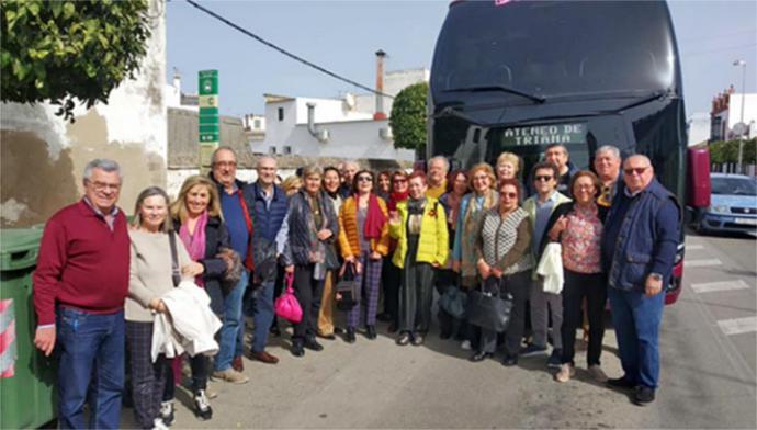 La ruta del Mosto empezó en una excursión a bordo de un magnífico autobús de la empresa Paulino para los ateneístas de Triana