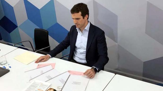 Pablo Casado con la documentación que presentó en la sede del PP