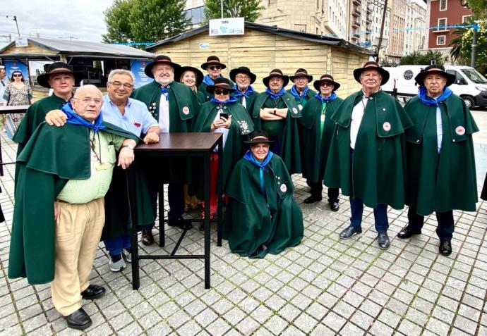 La cofradía de los Cocidos de Cantabria reparte recetarios en la Feria de Día de Santander