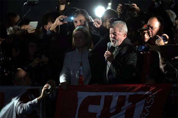 Lula dice que dinero bloqueado en fondos de pensión lo obtuvo en conferencias
