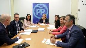 El PP continúa reuniéndose con 'lobbies' de forma discreta mientras impulsa una ley para su regulación