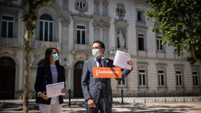 Inés Arrimadas junto a Edmundo Bal a las puertas del Tribunal Supremo CIUDADANOS