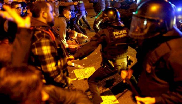 Miles de personas protestan en Cataluña tras la encarcelación de la cúpula independentista