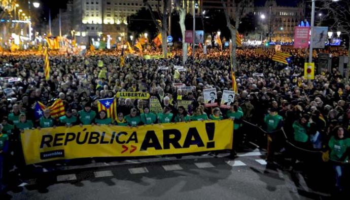 Miles de personas protestan en Cataluña tras la encarcelación de la cúpula independentista