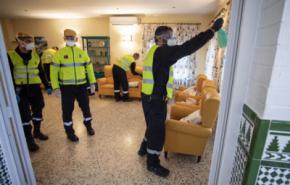 El Ejército encuentra ancianos conviviendo con cadáveres en residencias de mayores