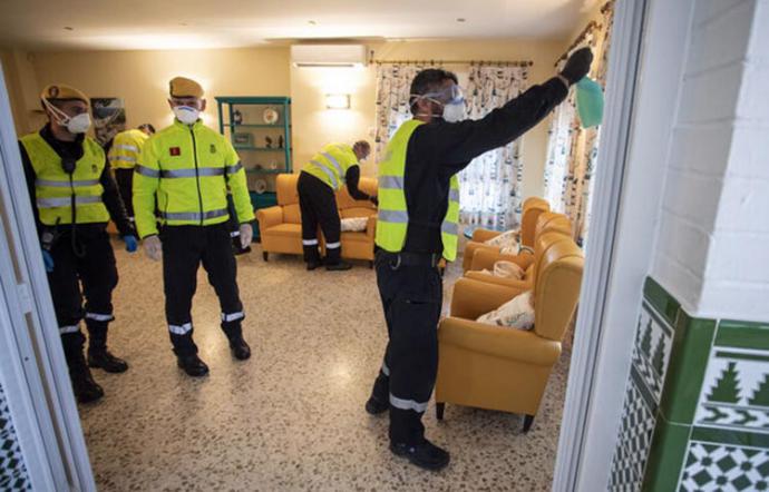 Miembros de la UME en una residencia de ancianos haciendo labores de desinfección 