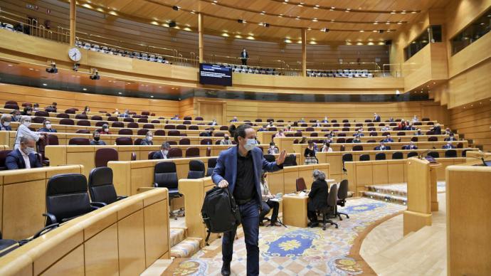 El vicepresidente segundo del Gobierno, Pablo Iglesias, se despide tras su última intervención en el Senado antes de cesar para ser candidato de Unidas Podemos en Madrid. Dani Gago (Podemos)