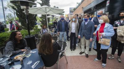 El alcalde de Madrid, José Luis Martínez-Almeida, se para en una terraza durante la campaña. Alberto Ortega / Europa Press