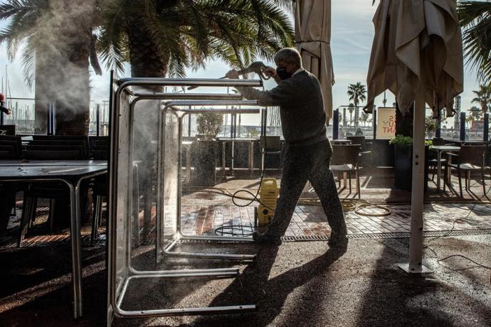 Desde este lunes pueden abrir bares y restaurantes en Cataluña. (Foto: EFE/ Enric Fontcuberta)