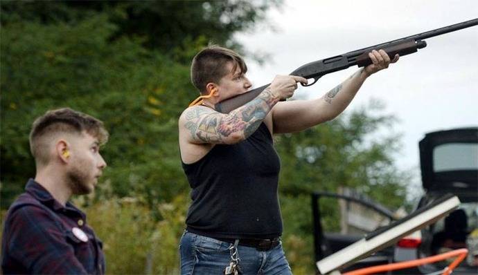 Jake Allen y Lore McSpadden practican en un campo de tiro de Estados Unidos.