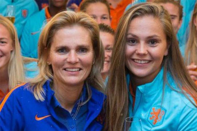 Sarina Wiegman y Lieke Martens, reconocidas por la Fifa como mejor técnica y futbolista, respectivamente, de 2017.

