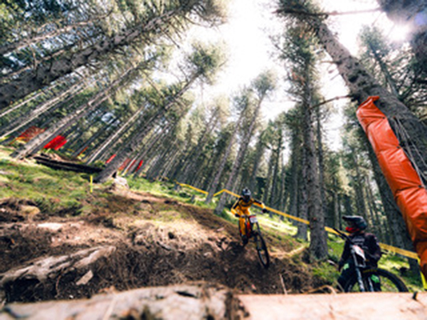 Los mejores riders ya vuelan en La Molina en la jornada previa a los Campeonatos de España y Catalunya de Descenso