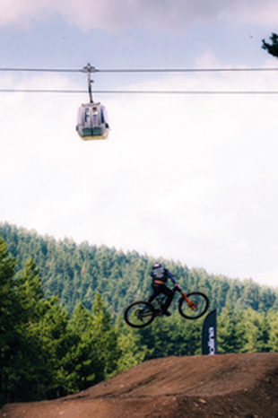 Los mejores riders ya vuelan en La Molina en la jornada previa a los Campeonatos de España y Catalunya de Descenso