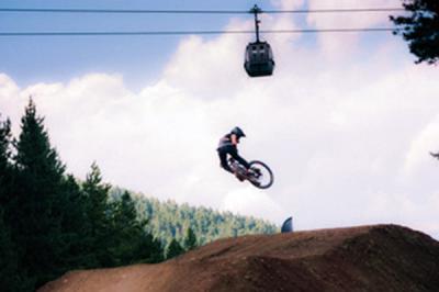 Los mejores riders ya vuelan en La Molina en la jornada previa a los Campeonatos de España y Catalunya de Descenso