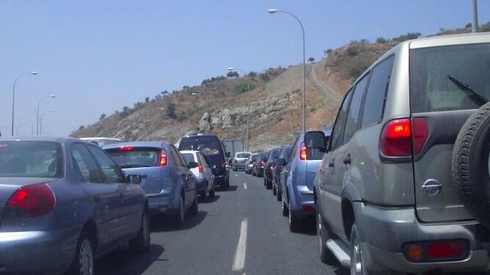 Una carretera de la Costa del Sol, a tope, un día de este verano