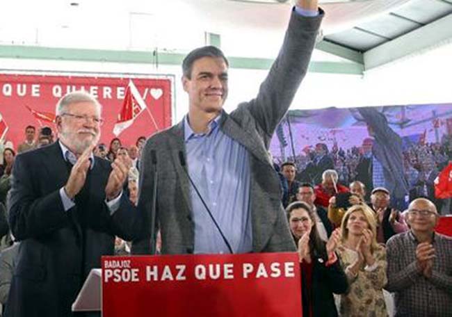 Pedro Sánchez junto a Guillermo Fernández Vara y Juan Carlos Ibarra en su primer mitin tras los debates.