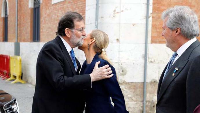 Rajoy y Cifuentes se saludan en el Cervantes, su primer encuentro público tras la convención del PP en Sevilla