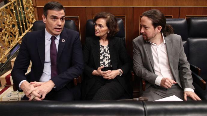 Pedro Sánchez, junto a los vicepresidentes Carmen Calvo y Pablo Iglesias, durante un Pleno en el Congreso.