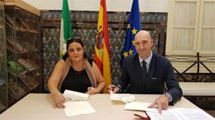 Tristán Pertíñez en una imagen de archivo con la presidenta de la Asociación Andaluza de Sociología, Estrella Gualda (foto FACEBOOK)