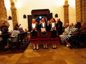 El grupo de danzas mantiene la tradición del canto de la Salve de las Doncellas