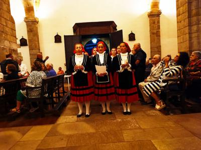 El grupo de danzas mantiene la tradición del canto de la Salve de las Doncellas