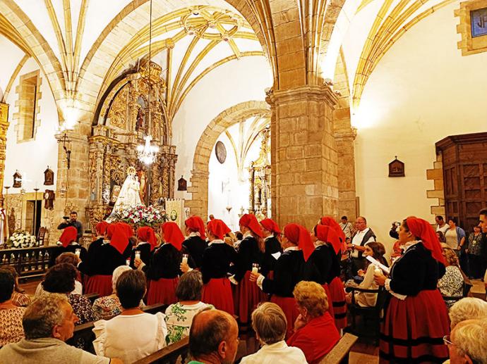 El grupo de danzas mantiene la tradición del canto de la Salve de las Doncellas