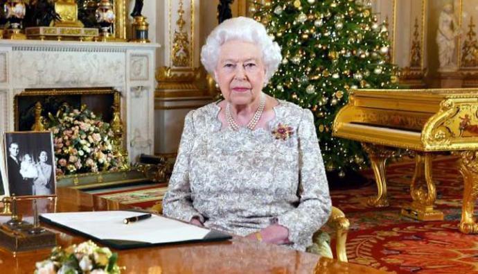Reina Isabel II pide al pueblo británico mantenerse unido en las vísperas de Navidad