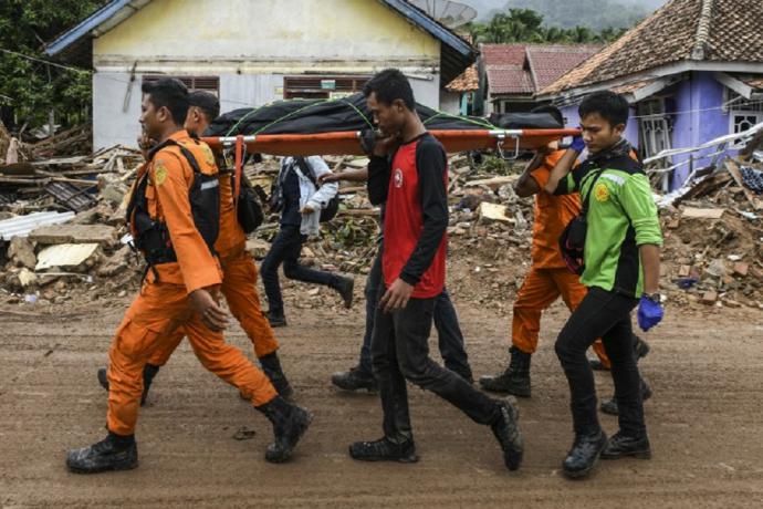 Miembros de un equipo de rescate de Indonesia cargan un cadáver durante la búsqueda de víctima que dejó el Tsunami del 22 de diciembre.