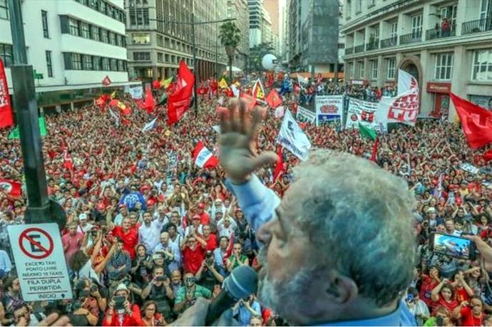 Lula lanzó su precandidatura presidencial a pesar de la condena