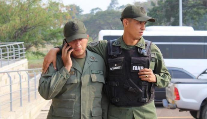 Venezuela: 120 militares y policías han desertado y cruzado a Colombia