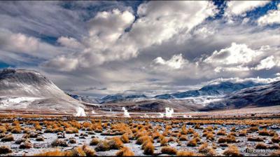 El vapor surge del suelo en el desierto de Atacama. Roberto Ruiz 