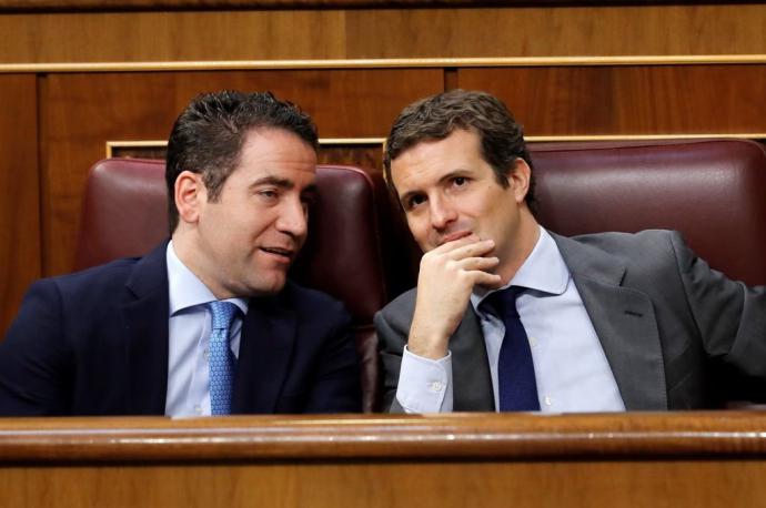 García Egea y Casado, durante el pleno de investidura en el Congreso.