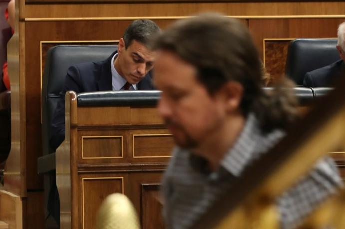 Iglesias se dirige a la tribuna del Congreso, ante la presencia del presidente en funciones, Pedro Sánchez, el pasado martes.