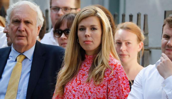 Entre el personal que presenció su discurso, se encontraba su actual novia, Carrie Symonds, de 31 años