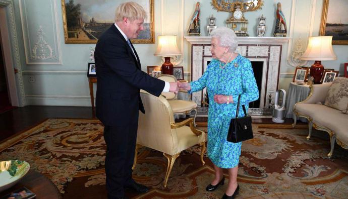 Boris Johnson saluda a la reina Isabel II