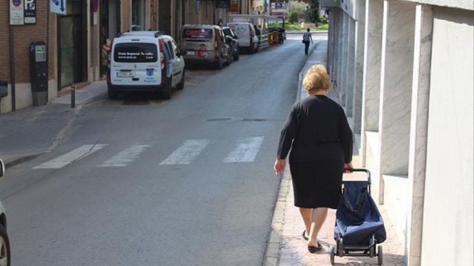 Una vecina de Totana (Murcia) acude a hacer la compra Álvaro García