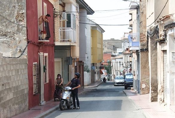 La Plaza de la Balsa Vieja (Totana, Murcia), vacía a la hora del desayuno Álvaro García