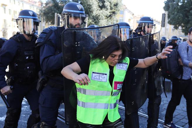 Francia: La reciente y novedosa política de mano dura contra los “chalecos amarrillos”