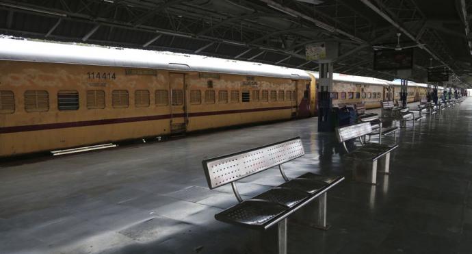 Una estación de tren vacía, en Nueva Delhi