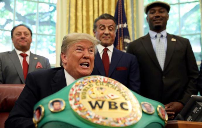 Trump firmó la resolución en la Casa Blanca acompañado por el actor Sylvester Stallone y familiares de Jack Johnson. 