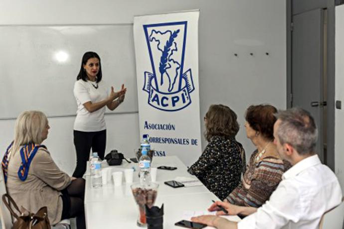 Sala donde tuvo lugar la charla con la asistencia de corresponsales de ACPI y otros invitados