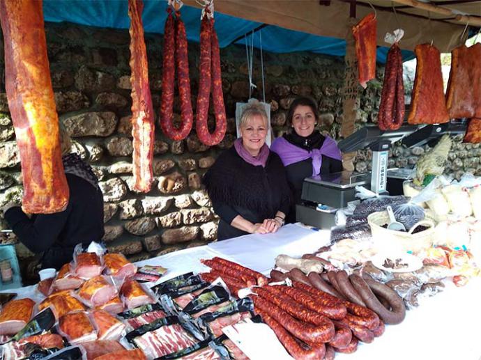 El presidente regional visitó la Feria de la Alubia y La Hortaliza de Casar de Periedo