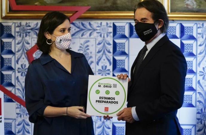 La presidenta de la Comunidad de Madrid, Isabel Díaz Ayuso, entregó este lunes el distintivo a Casa Botín, el restaurante más antiguo del mundo (Fotografía: Comunidad de Madrid).
