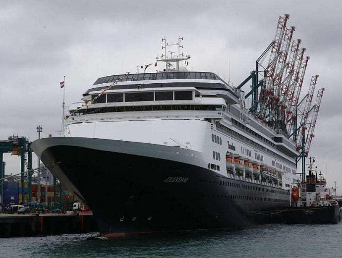 san Antonio Chile 16 de Octubre 2017 LLegada del Crucero Zaandam sitio 1 del muelle Costanera Espigón Puerto Central. Foto: Cristian Socrates Orellana.