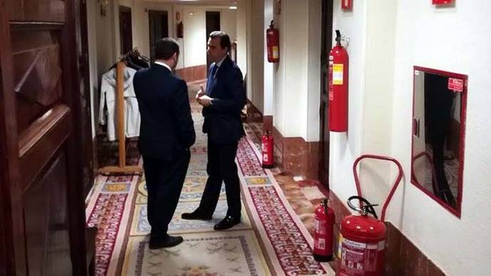 El coordinador general del PP, Fernando Martínez Maillo, y el secretario de Organización del PSOE, José Luis Ábalos, charlan en el Congreso.