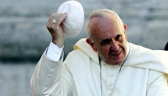 Acusan al papa Francisco de difundir herejías en documento sobre la familia