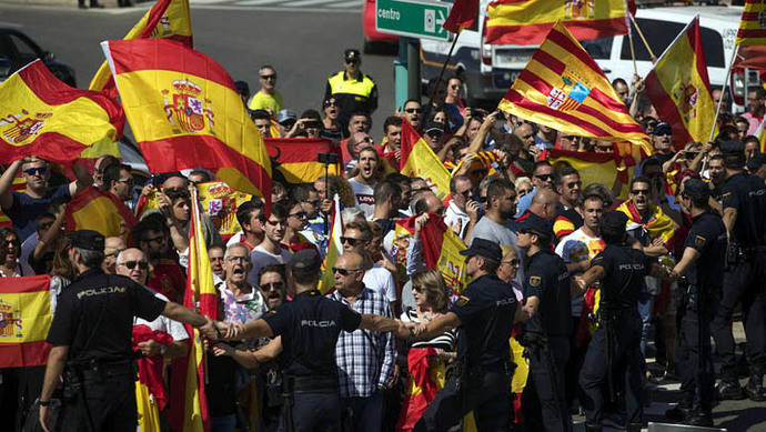 Separatistas reparten un millón de papeletas para referéndum catalán